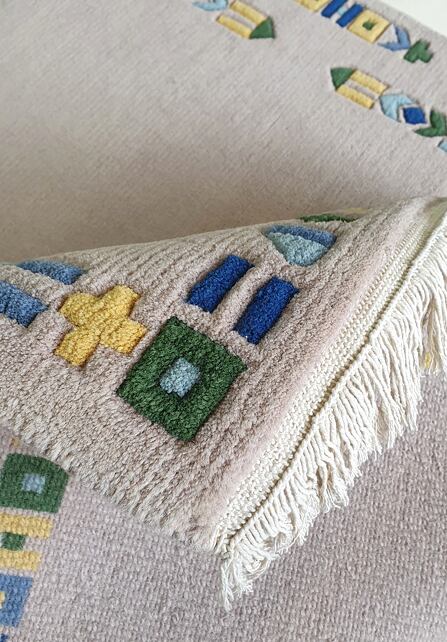 Indonepal / krémový - detail povrchu s třásněmi a podklad v pohybu