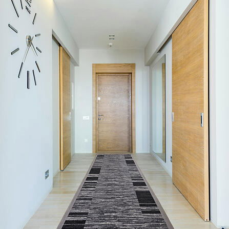 běhoun Adagio_19 šedý - interiér